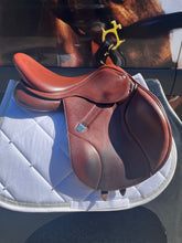 Load image into Gallery viewer, 2nd Hand Bates Elevation Jump Saddle C112X
