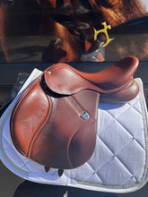 Load image into Gallery viewer, 2nd Hand Bates Elevation Jump Saddle C112X
