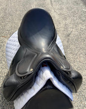 Load image into Gallery viewer, 2nd Hand Vega Dressage Saddle C202X
