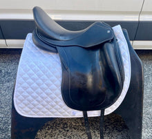 Load image into Gallery viewer, 2nd Hand Luc Childeric Dressage Saddle C268X
