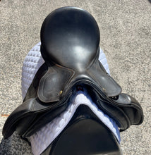 Load image into Gallery viewer, 2nd Hand Monarch Dressage Saddle C265A
