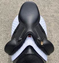 Load image into Gallery viewer, 2nd Hand Amerigo Vega Dressage Saddle C064X
