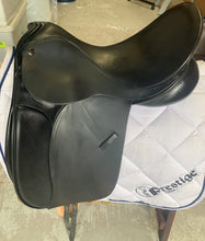 Load image into Gallery viewer, 2nd Hand Windsor Dressage Saddle C080A
